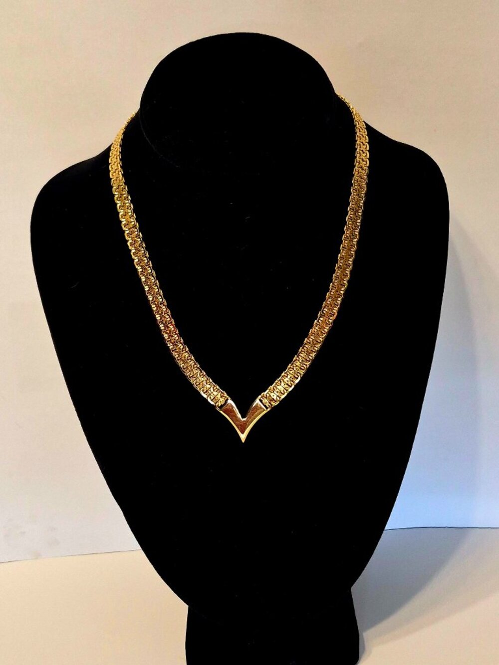 Vintage 1980s Napier Gold Tone V‑Shaped Collar Necklace Flat Chain